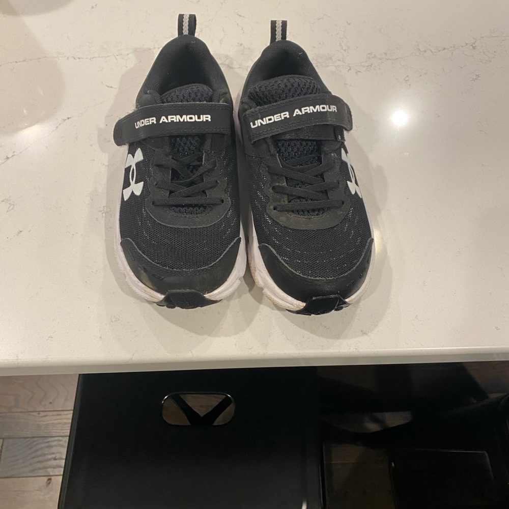 Kids under armour tennis shoes